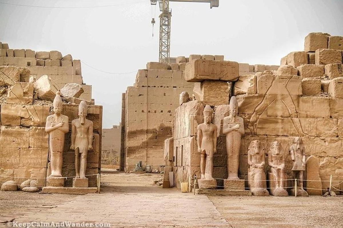 un grupo de estatuas en el costado de un edificio