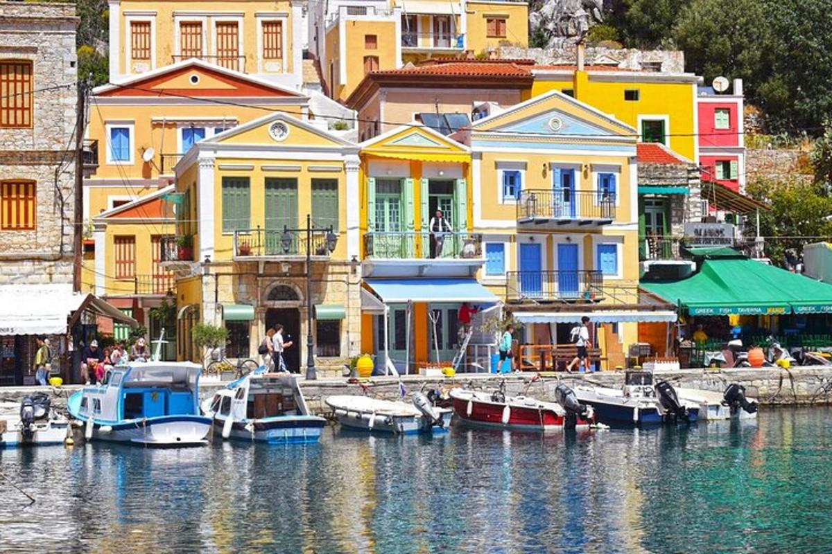un gruppo di barche attraccate in acqua vicino agli edifici