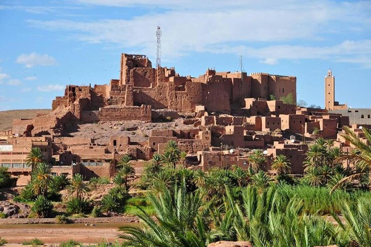 قرية على قمة تل بها قلعة