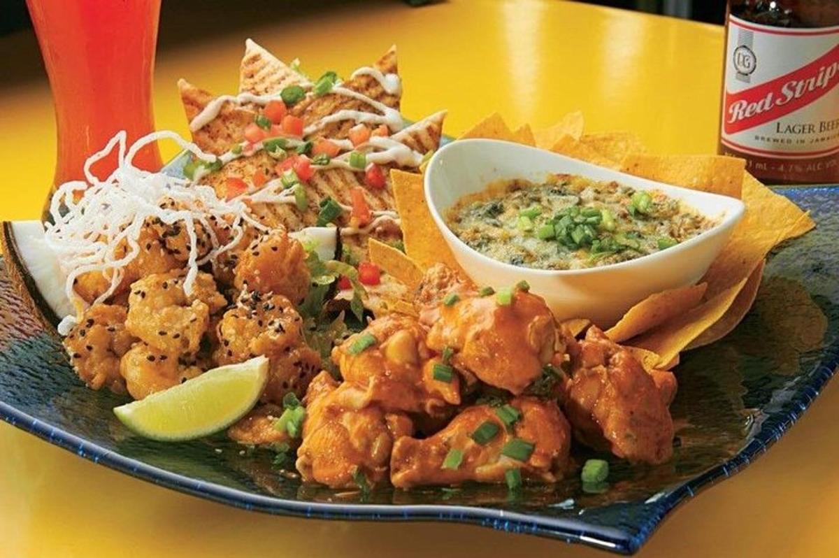 sepiring makanan berisi udang dan saus di atas meja