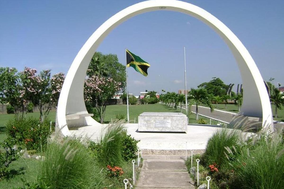lengkungan besar dengan bendera di taman