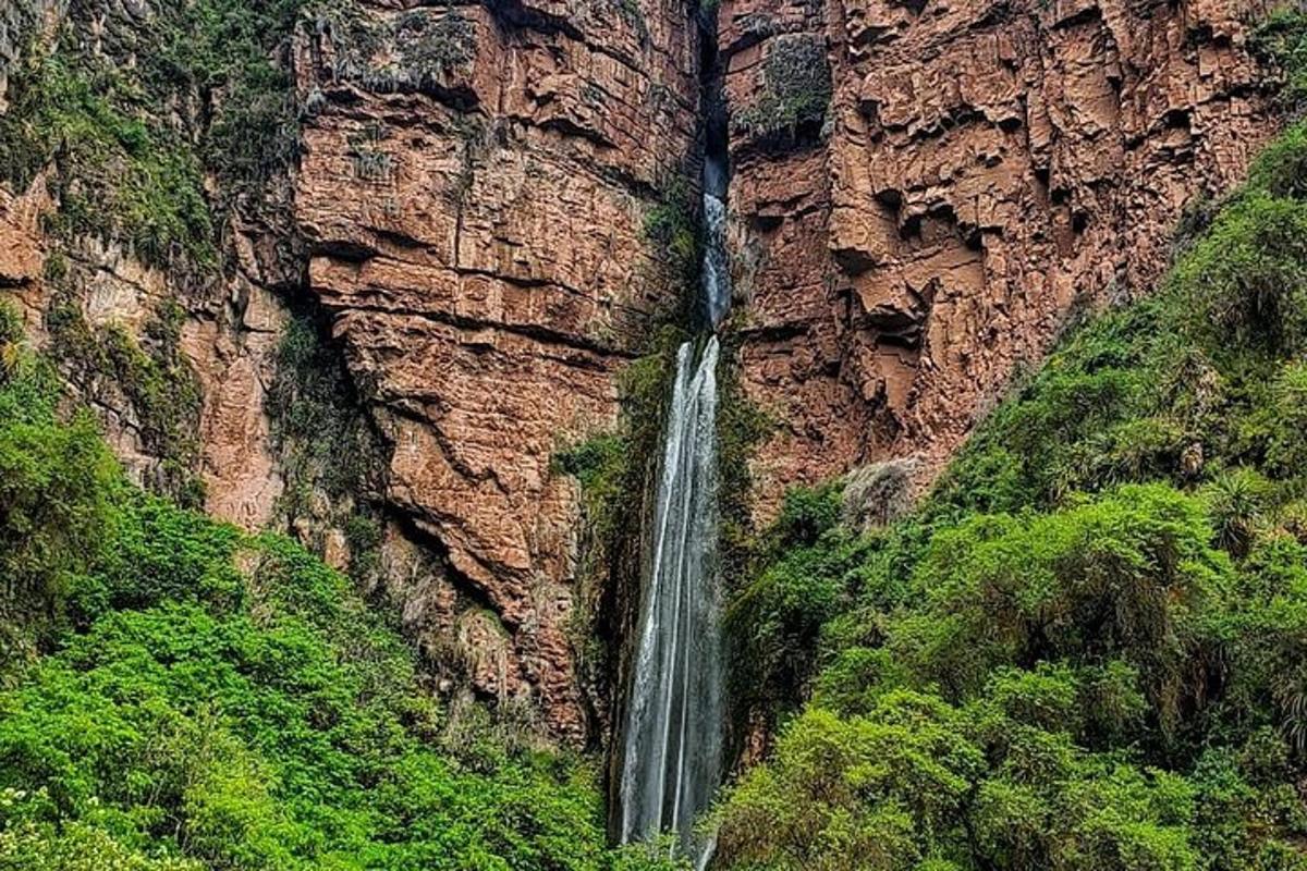 uma cachoeira na encosta de um penhasco