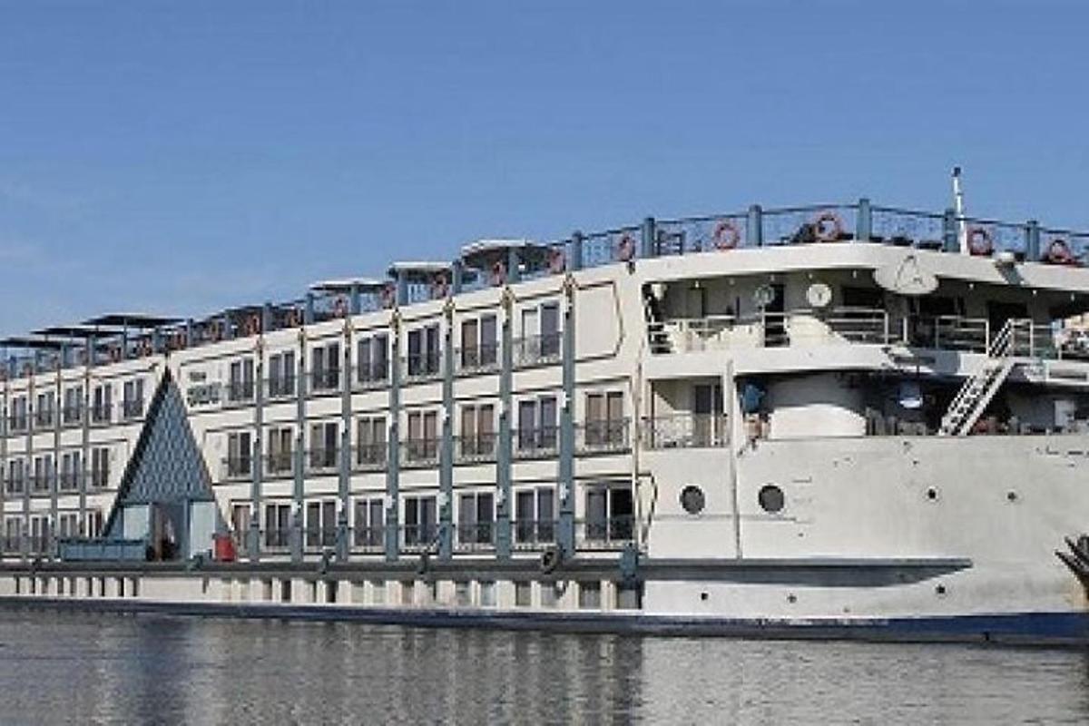 um grande navio de cruzeiro branco na água