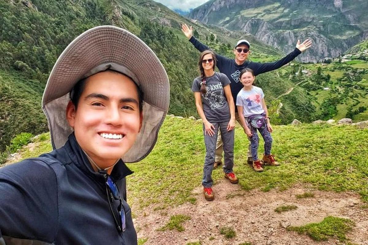 sekelompok orang yang berdiri di atas gunung