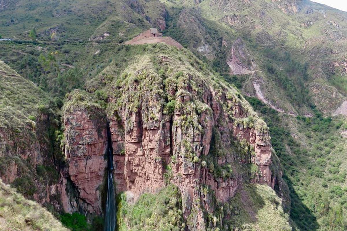 sebuah gunung dengan rumah di atasnya
