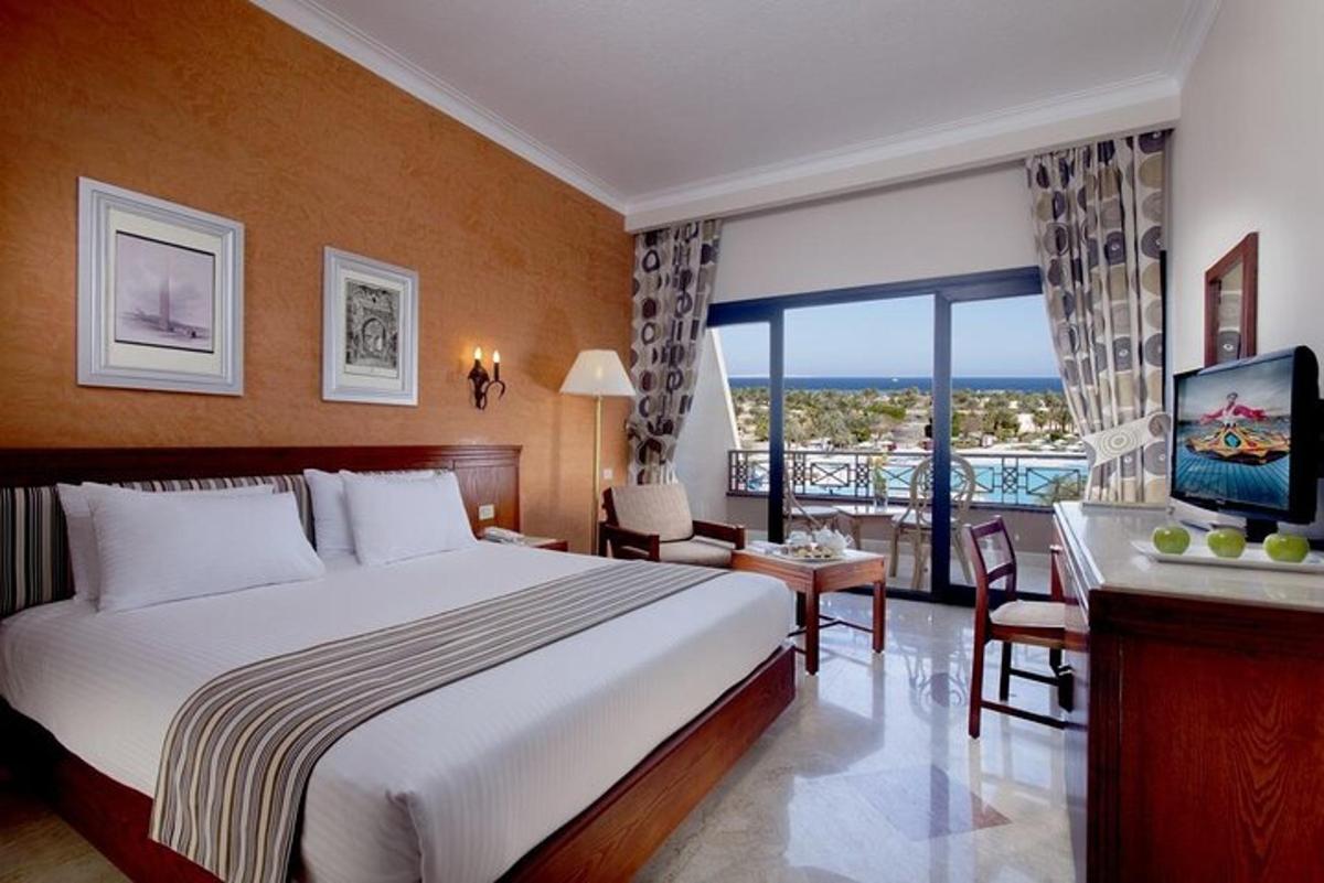 una camera d'albergo con un letto e un balcone