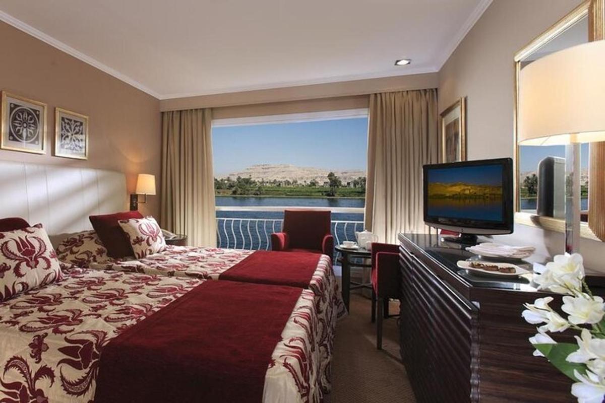 una camera d'albergo con un letto grande e una televisione