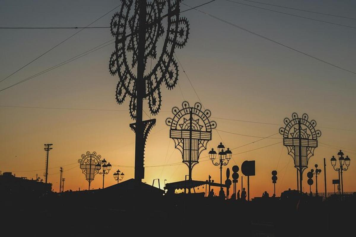 Una silueta de un árbol y luces de la calle al atardecer