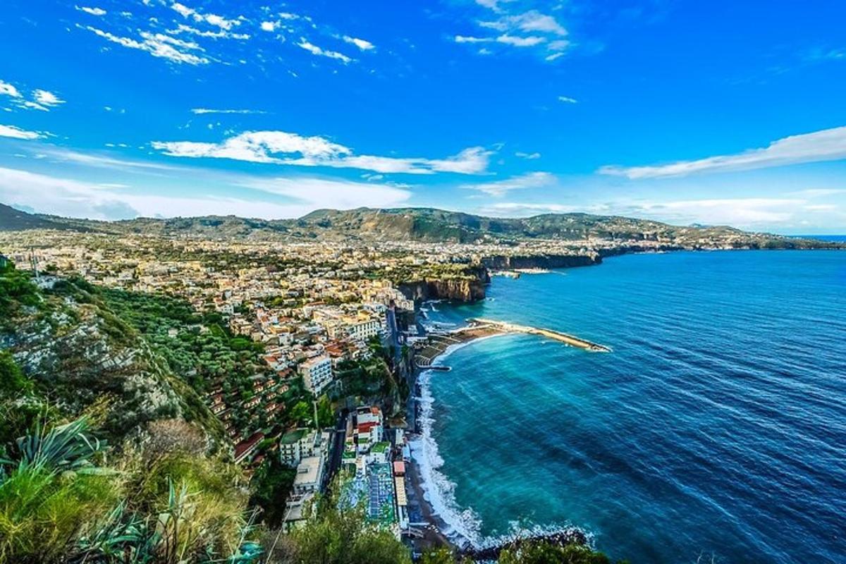 uma vista aérea de uma cidade e do oceano