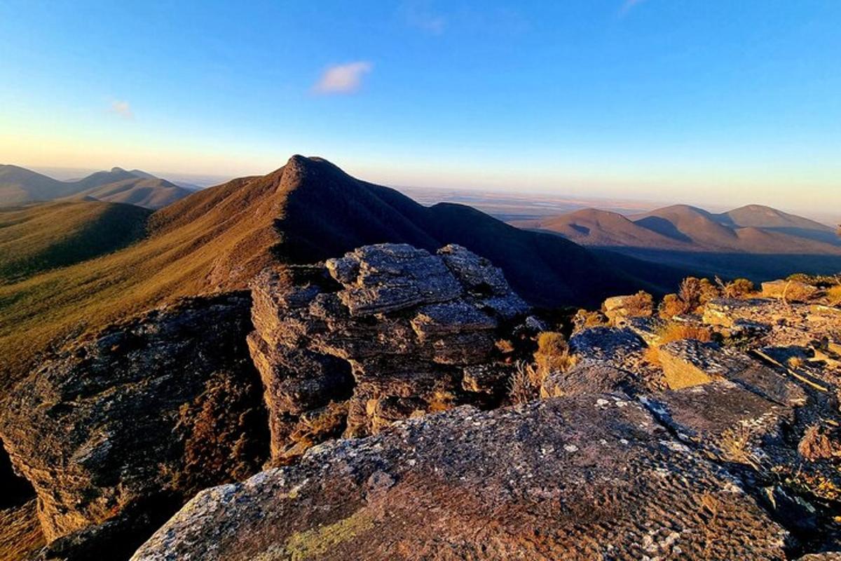 una vista desde la cima de una montaña