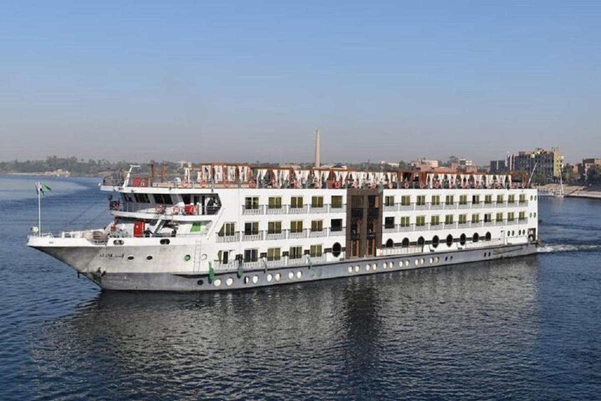 um grande navio de cruzeiro branco na água