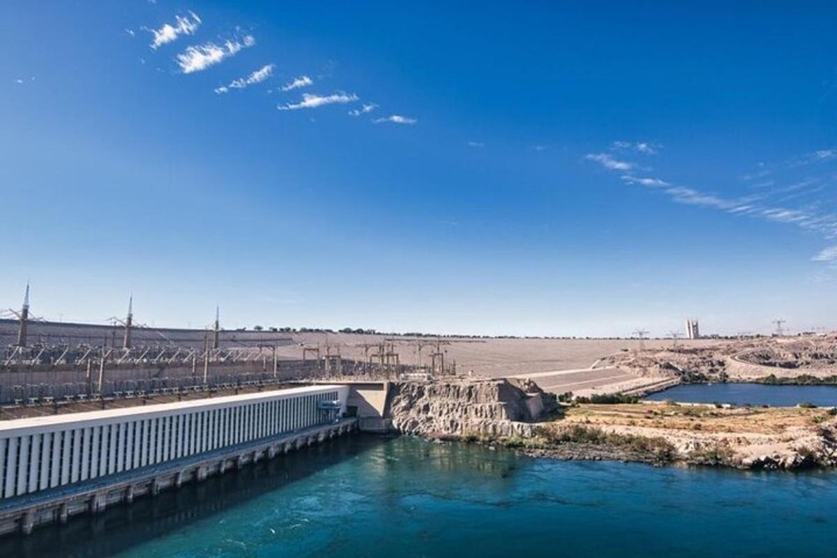 un pont sobre un riu amb aigua blava