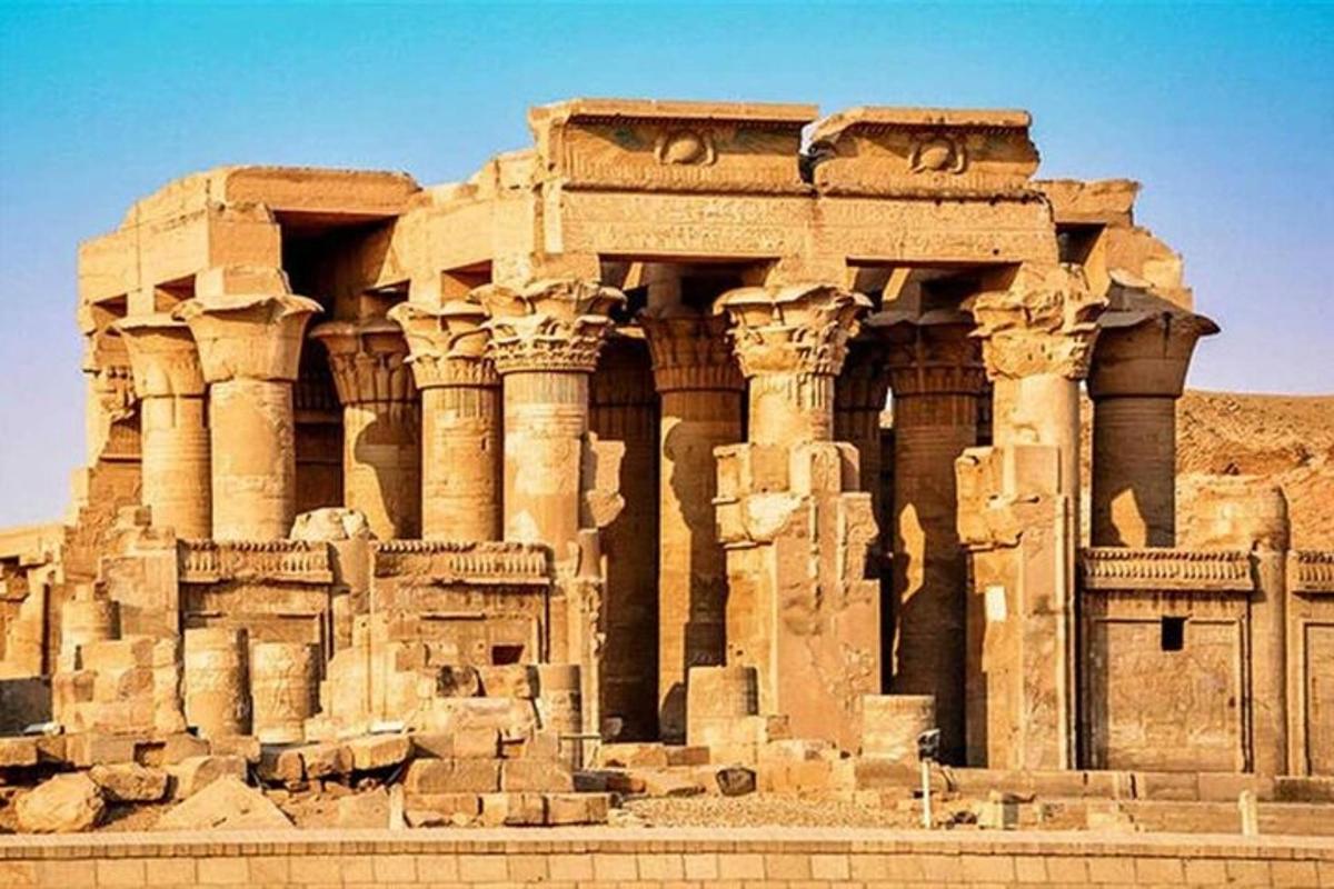 um edifício antigo com colunas no deserto
