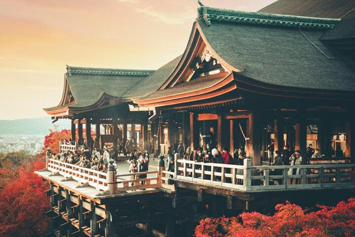 건물 밖에 서 있는 사람들의 그룹