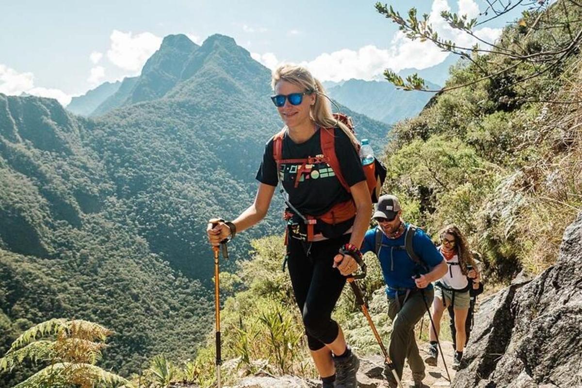 um grupo de pessoas caminhando em uma trilha na montanha