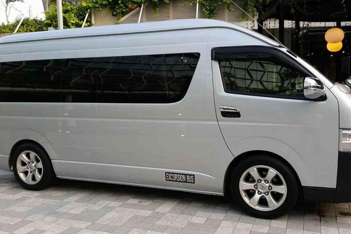majhen bel kombi parkiran na ulici