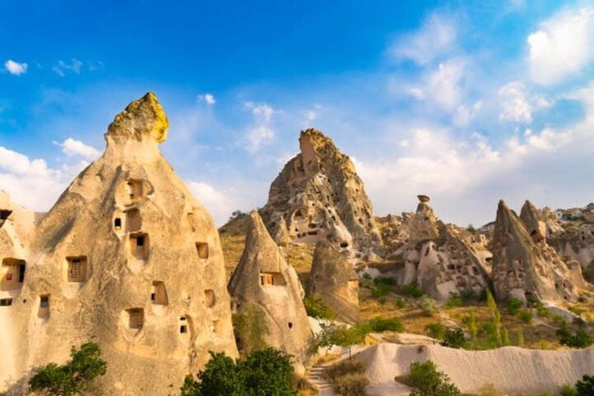 Una vista de una montaña con casas y rocas.