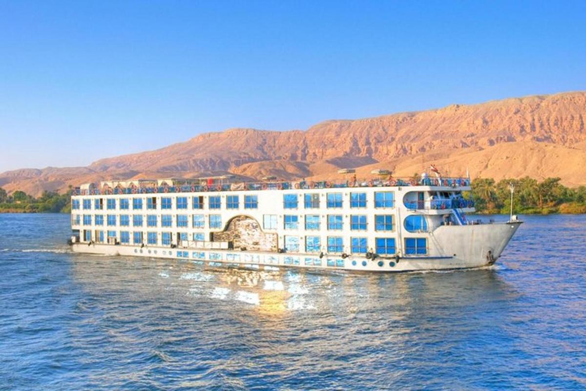 una grande nave da crociera in acqua con persone a bordo