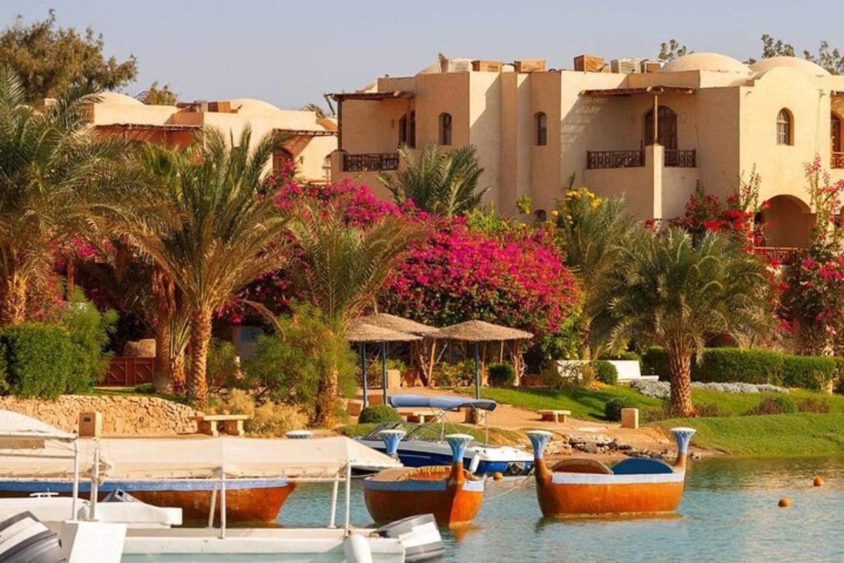 un resort con barche in acqua di fronte a un edificio