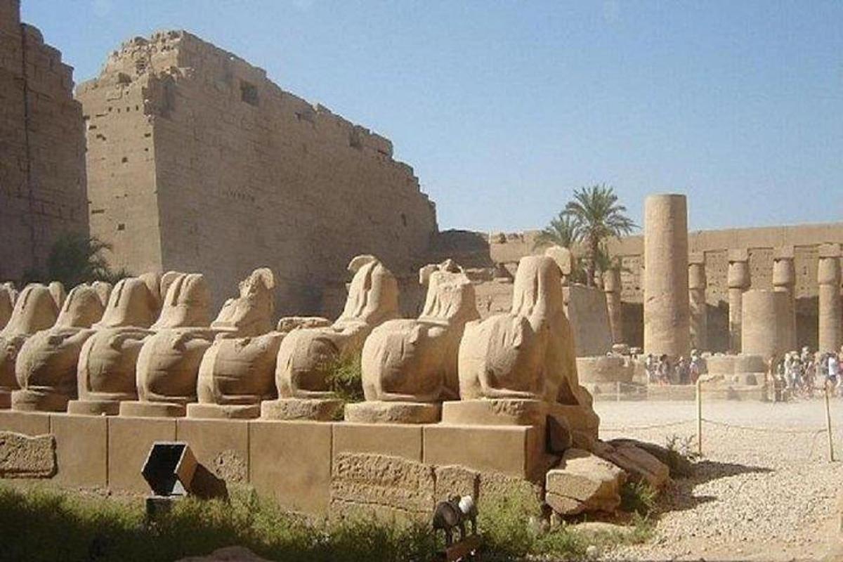 تمثال كبير أمام مبنى