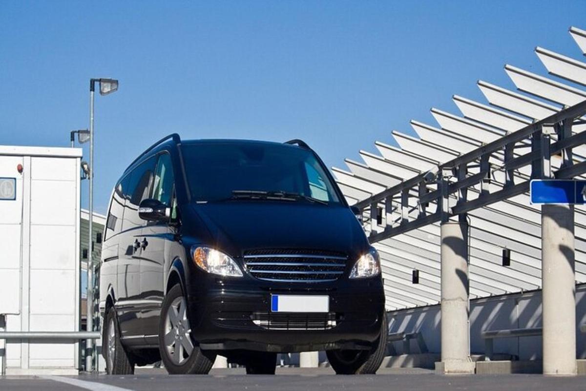 egy fekete-fehér furgon parkolt egy parkolóban