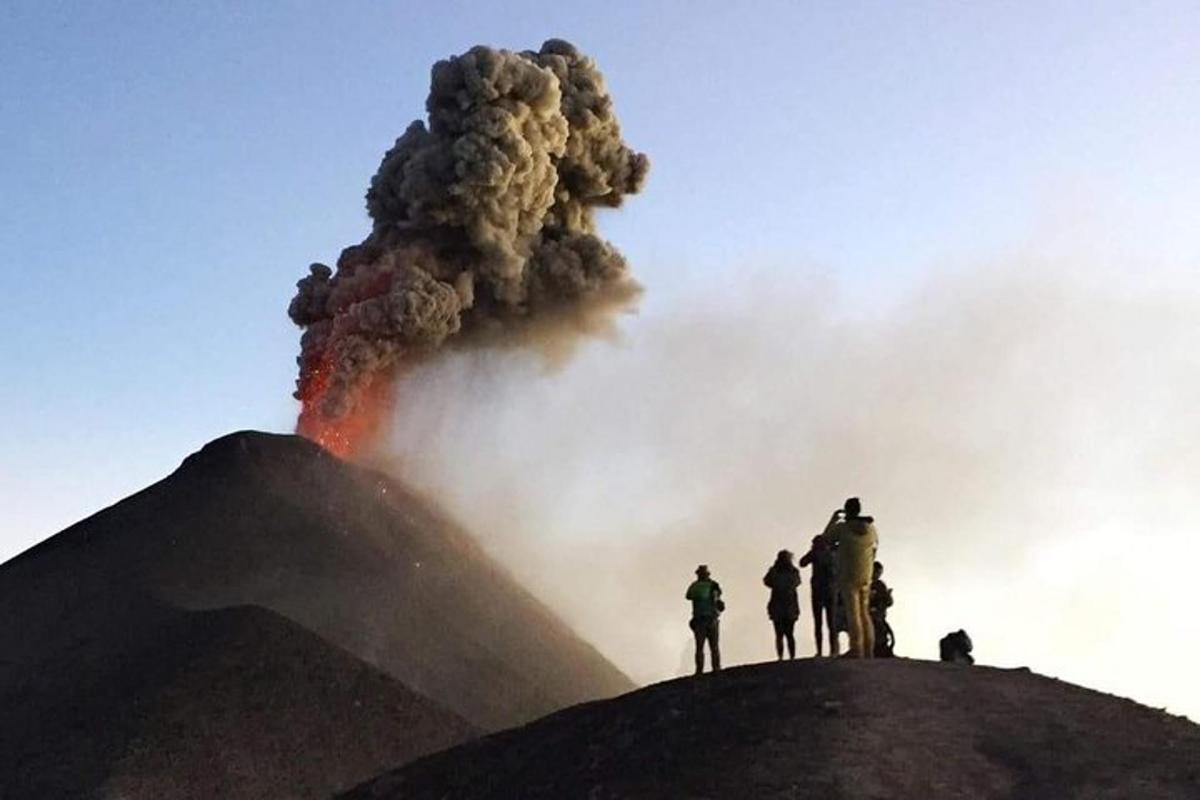 一群人站在火山顶上