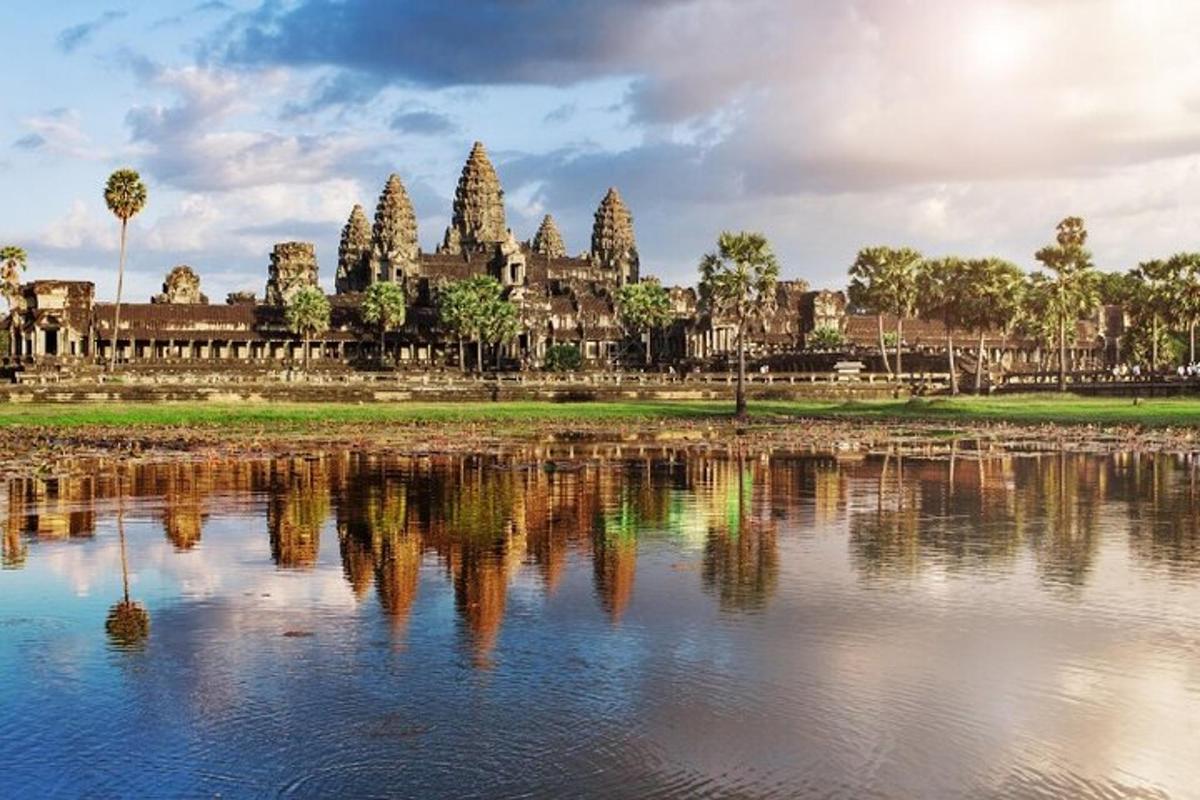 Un templo con su reflejo en un cuerpo de agua.