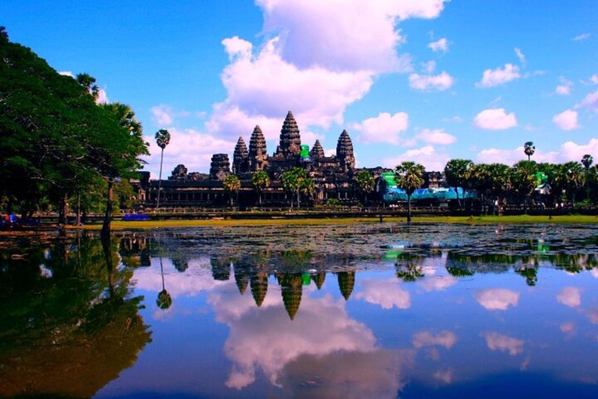 uma vista de um templo com reflexo em um lago
