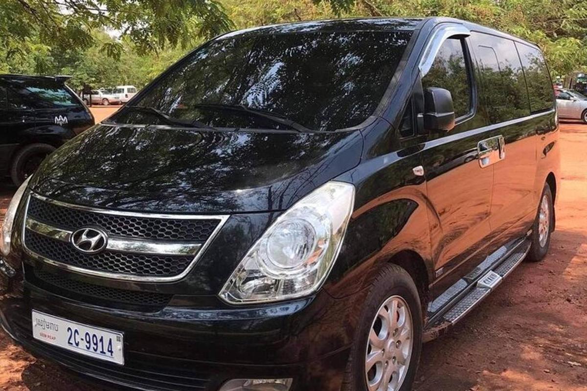egy fekete furgon parkolt a parkolóban