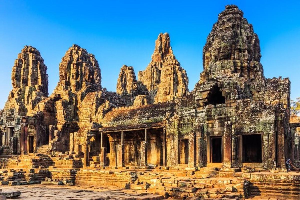 um edifício antigo nas ruínas de um templo