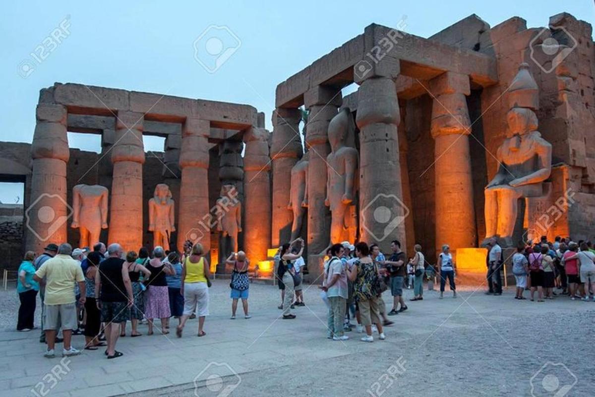 μια ομάδα ανθρώπων που στέκονται μπροστά από θεαράο