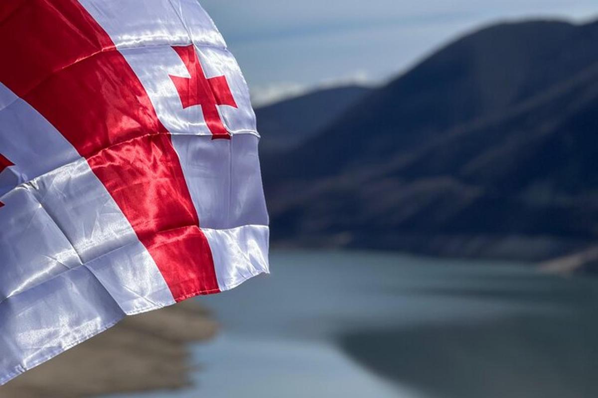 posnetek zastave z vodno površino od blizu