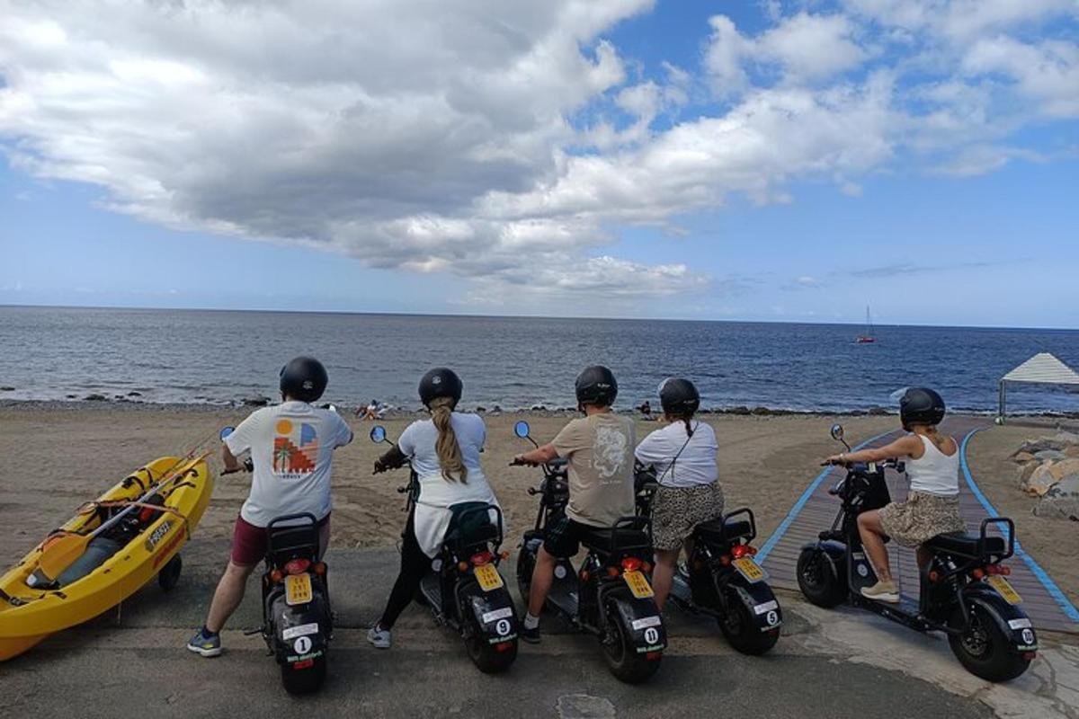 un grup de oameni care merg cu motociclete pe plajă