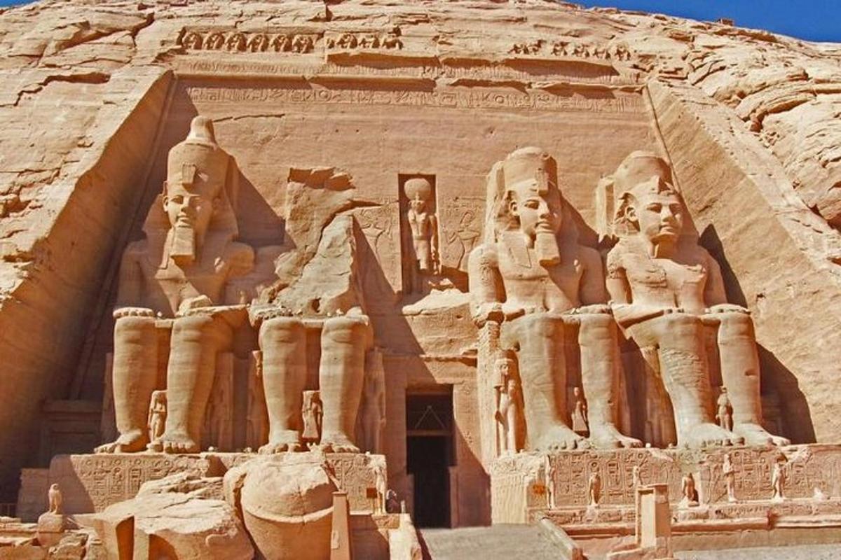 مبنى به تماثيل على جانبه