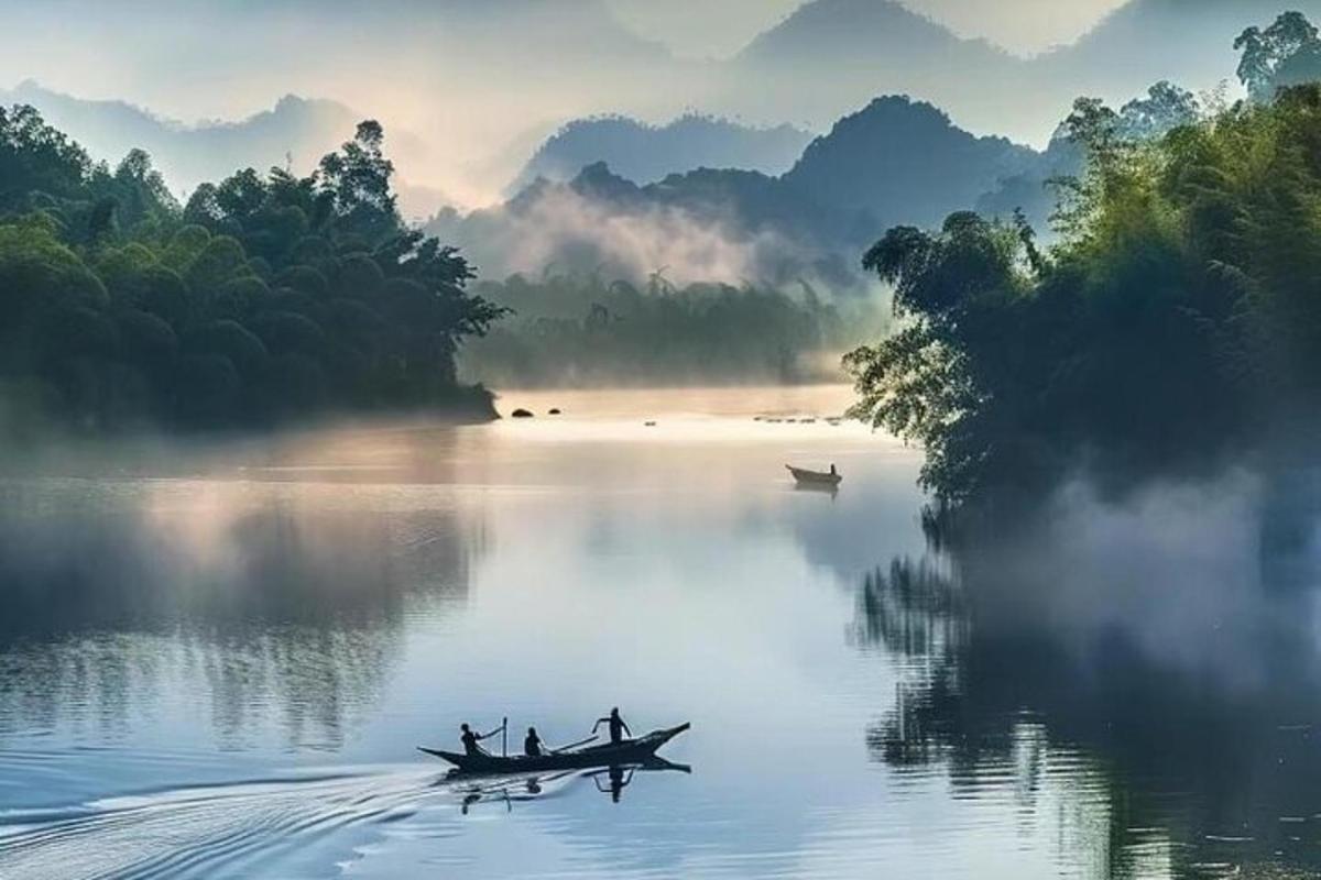 一群人在水上的船上