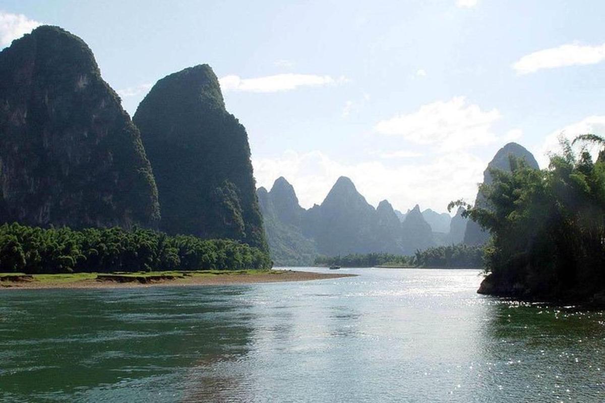 一条河流，背景是群山