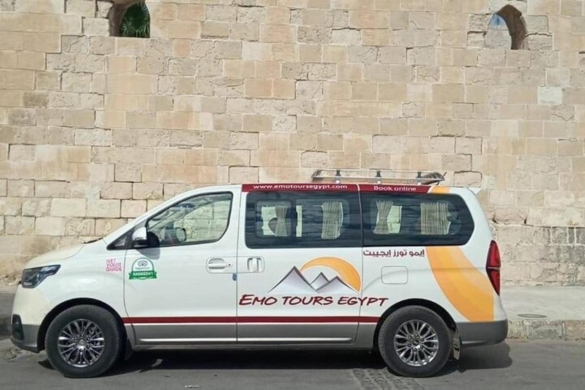 bel kombi parkiran pred stavbo