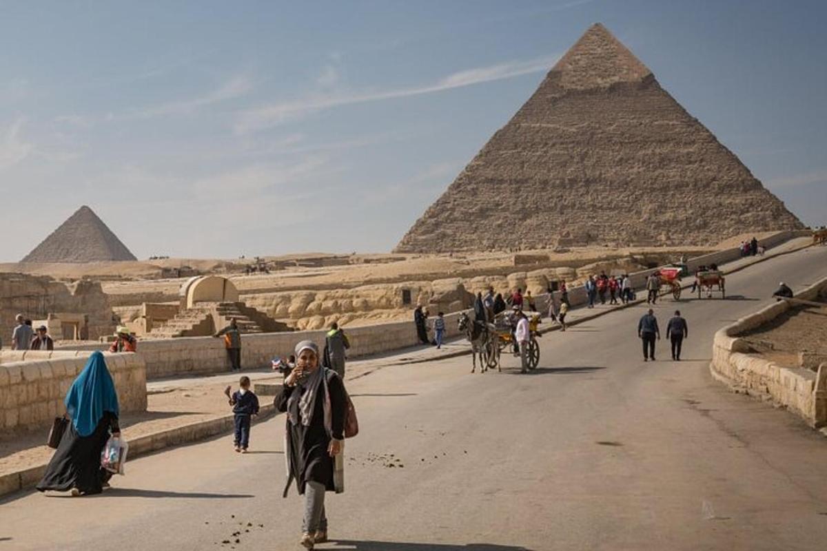 ihmisryhmä kävelee pyramidien ympärillä