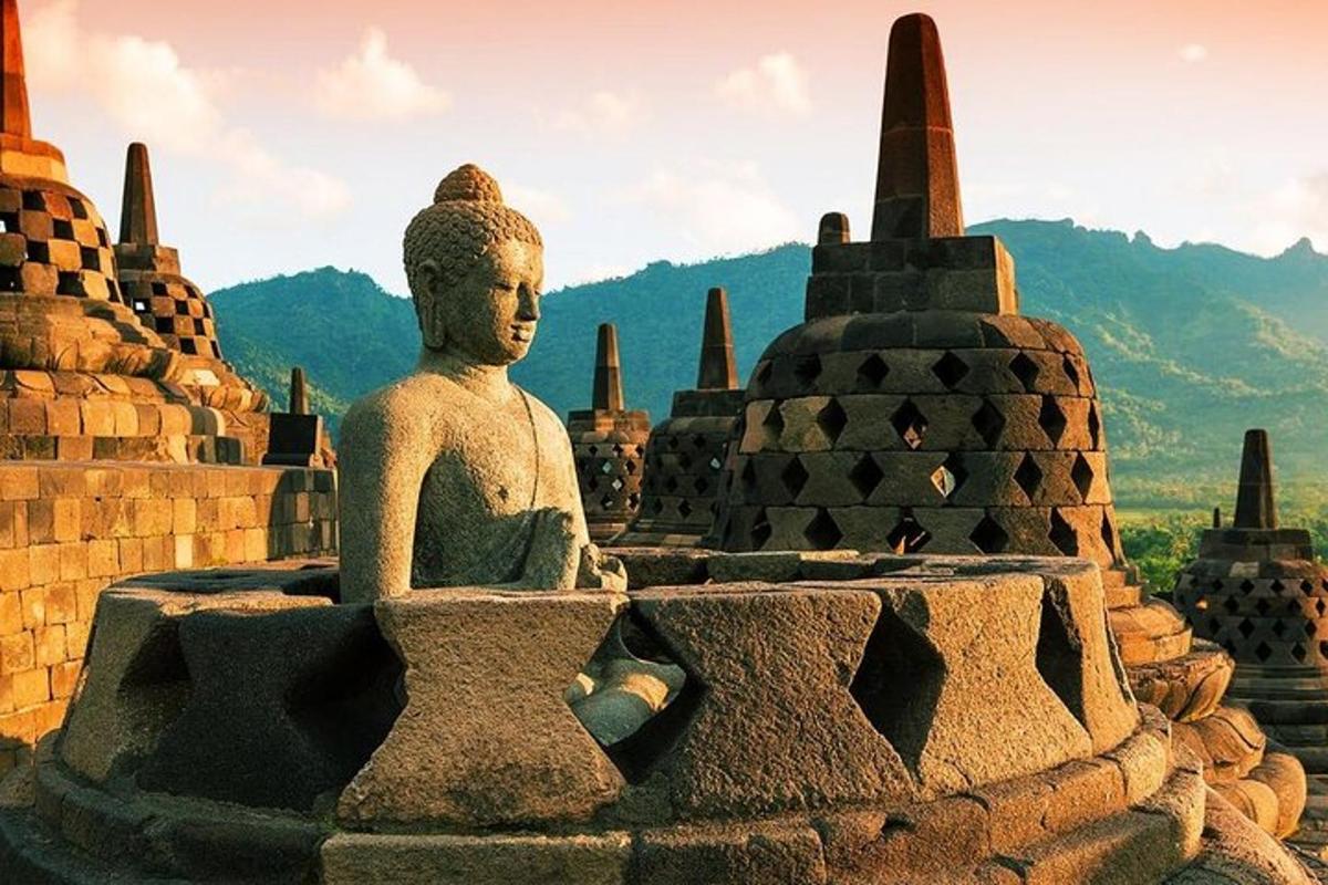 una statua di fronte a un gruppo di templi