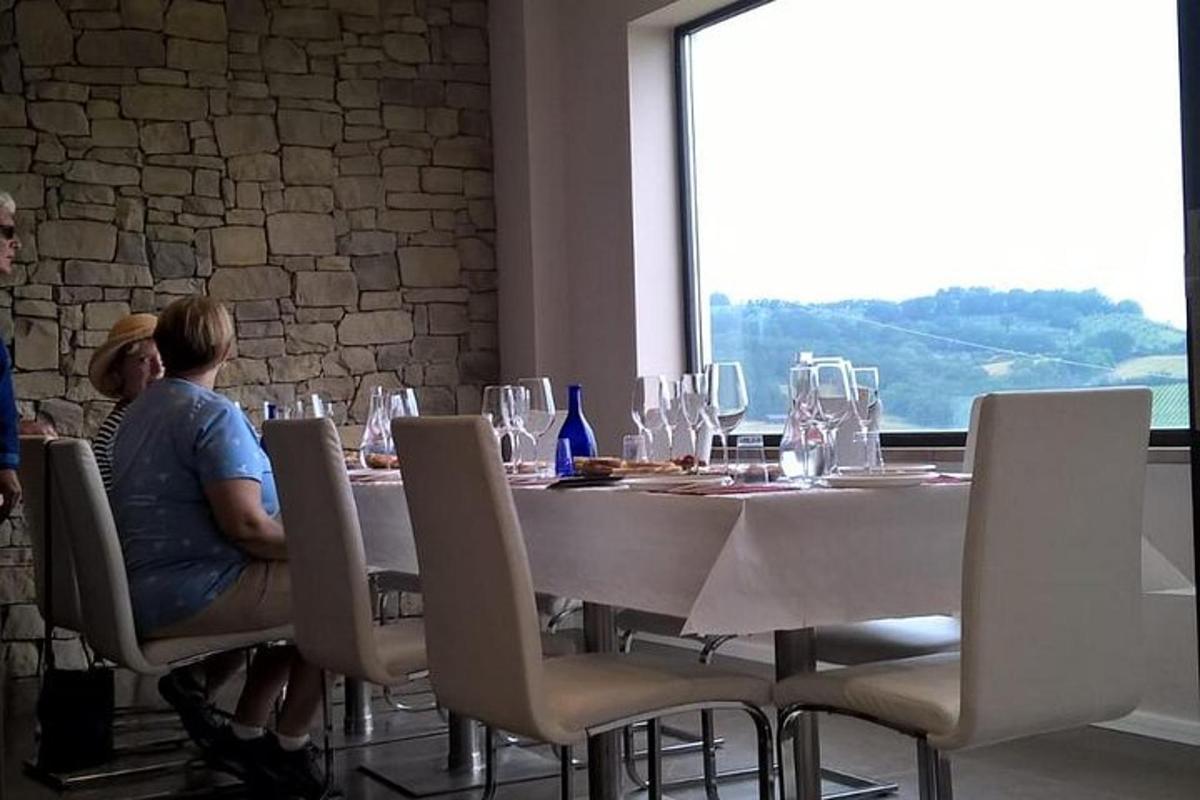 dva lidé sedící u stolu v restauraci
