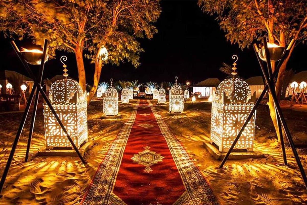 laluan pejalan kaki dengan lampu di taman pada waktu malam