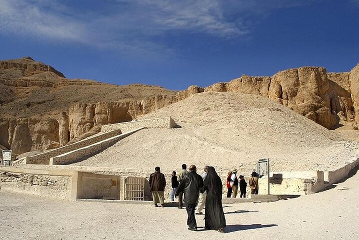 un gruppo di persone in piedi davanti a una piramide