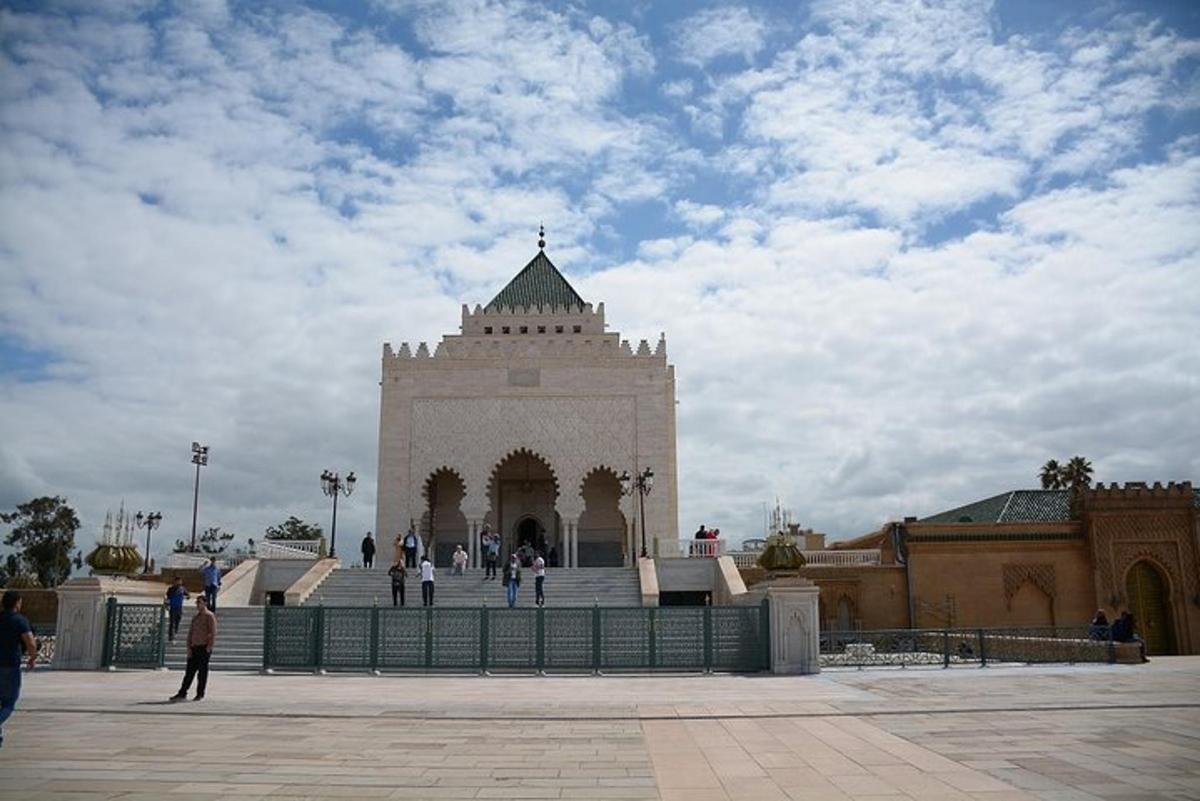مبنى به برج ساعة في فناء