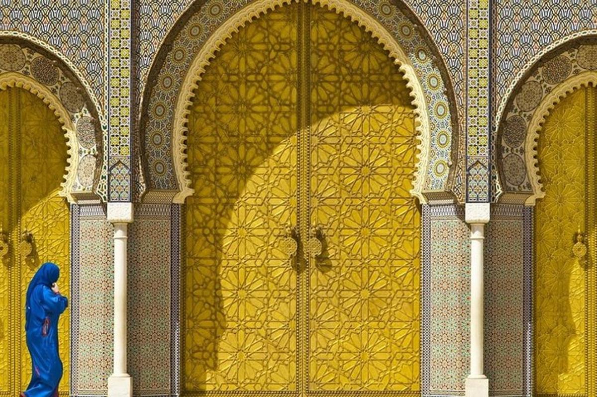 باب أصفر وأمامه تمثال