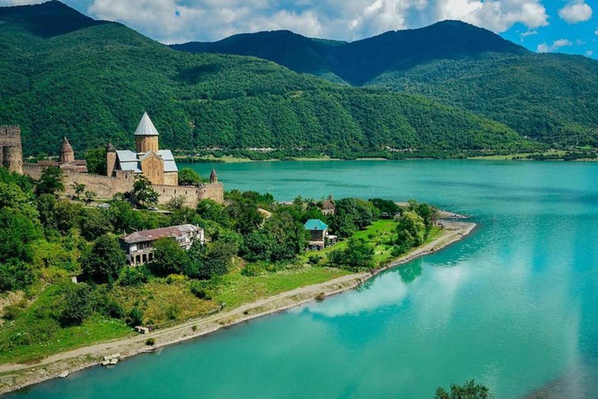un'isola in mezzo a uno specchio d'acqua
