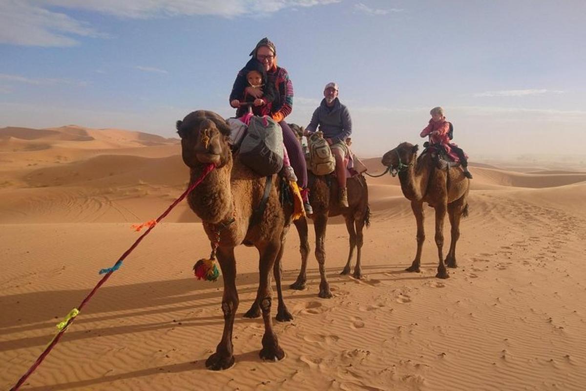 مجموعة من الناس يركبون الجمال في الصحراء
