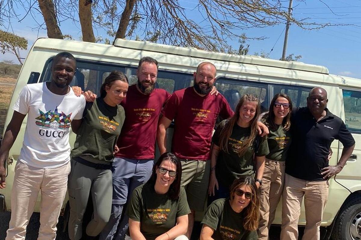 un gruppo di persone in piedi davanti a un autobus