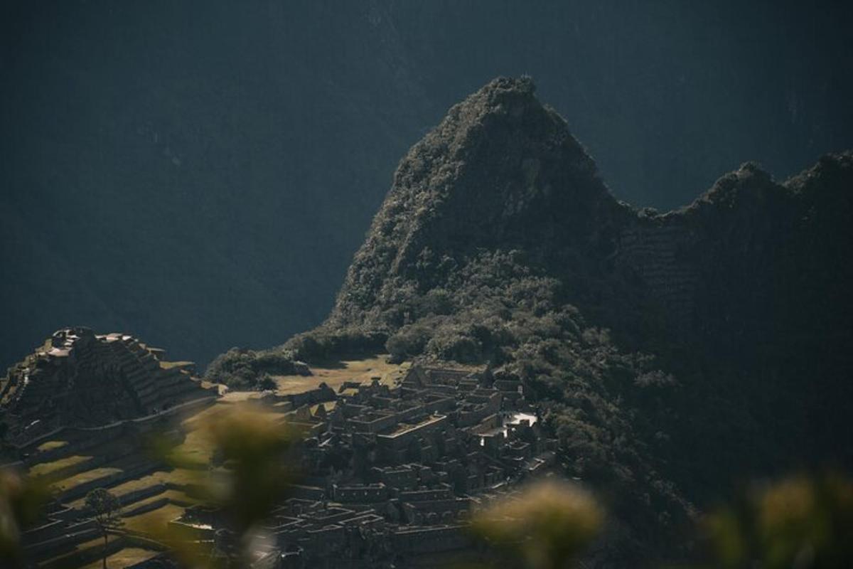 una montagna con una città di fronte a una montagna