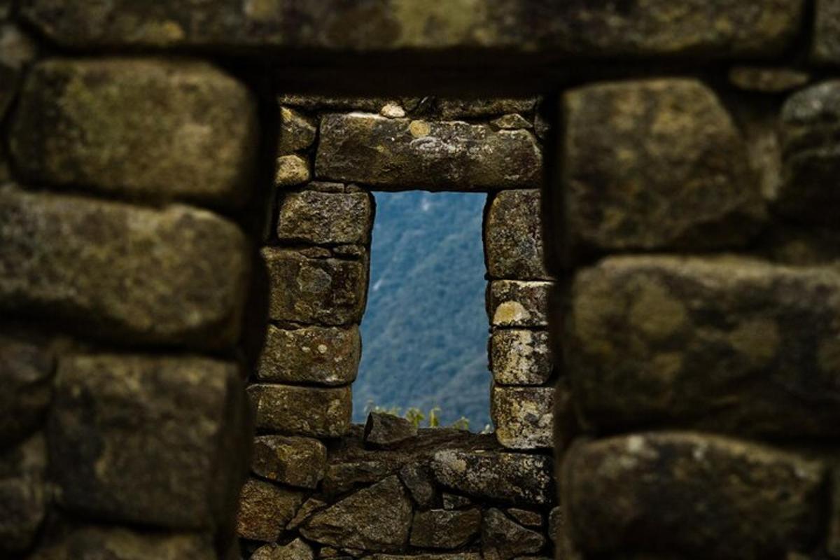 una vista dell'acqua attraverso una finestra di pietra