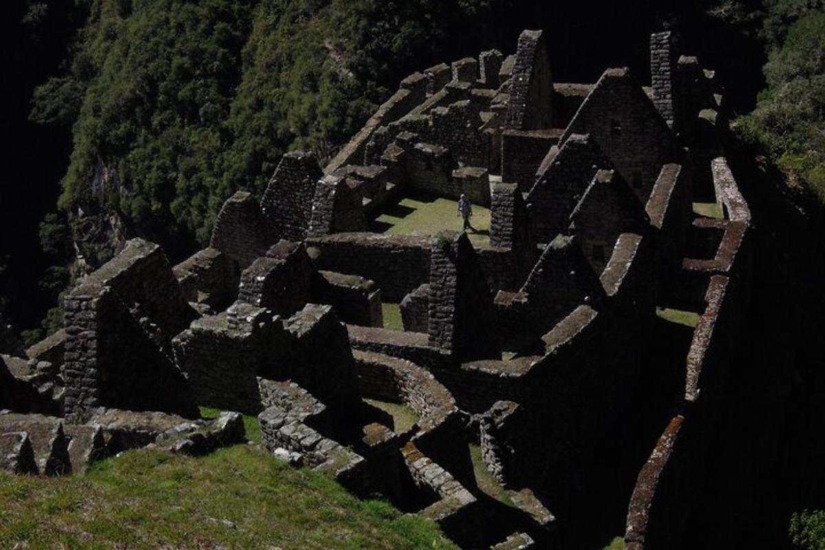 una vista aerea delle rovine di una montagna